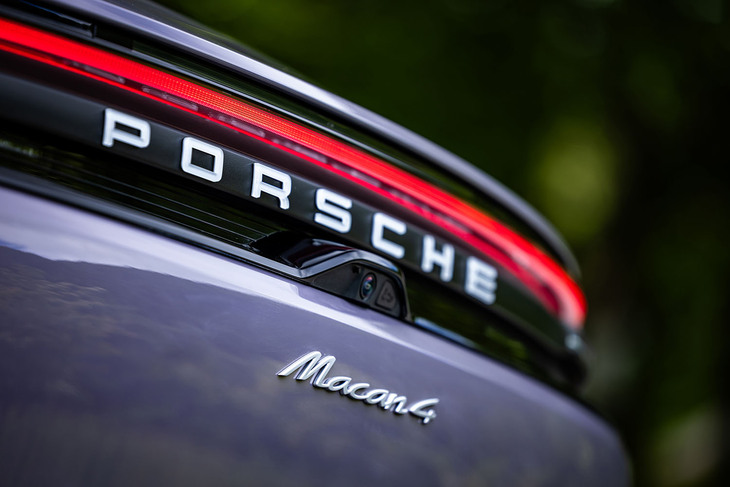 オーバーブースト時にシステム最高出力408PSを発生する電動パワートレインが搭載された「マカン4」の車両本体価格は1045万円。現在日本ではガソリンエンジン車が4モデル、BEVが4モデル販売されている。