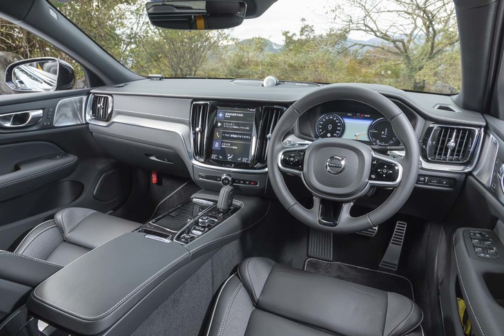 ダッシュボードはチャコールレザーとアルミパネルでスポーティーにコーディネート。ルーフライニングにもチャコールを採用している。