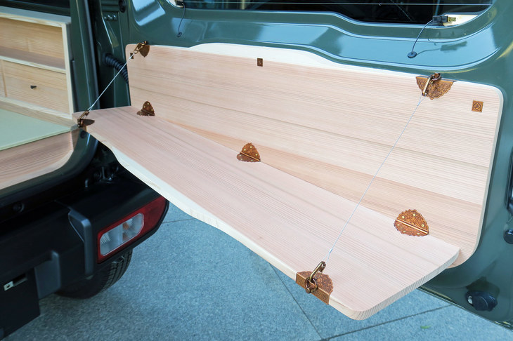 テールゲートの内側には、床の間に見立てたという格納式の棚が設けられている。