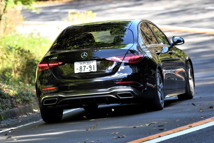 【メルセデス・ベンツC200アバンギャルドのスペック】
	ボディーサイズ：全長×全幅×全高＝4785×1820×1435mm／ホイールベース：2865mm／車重：1700kg／駆動方式：FR／エンジン：1.5リッター直4 DOHC 16バルブ ターボ／モーター：交流同期電動機／トランスミッション：9段AT／エンジン最高出力：204PS（150kW）/5800-6100rpm／エンジン最大トルク：300N・m（30.6kgf・m）/1800-4000rpm／モーター最高出力：20PS（15kW）／モーター最大トルク：200N・m（20.4kgf・m）／タイヤ：（前）225/45R18 95Y／（後）245/40R18 97Y（ピレリ・チントゥラートP7）／燃費：14.5km/リッター（WLTCモード）／価格：654万円
	
	【取材時の燃費データ】
	テスト距離：302.6km（市街地1：高速道路7：山岳路2）／使用燃料：28.6リッター（ハイオクガソリン）／参考燃費：10.6m/リッター（満タン法）／10.4km/リッター（車載燃費計計測値）