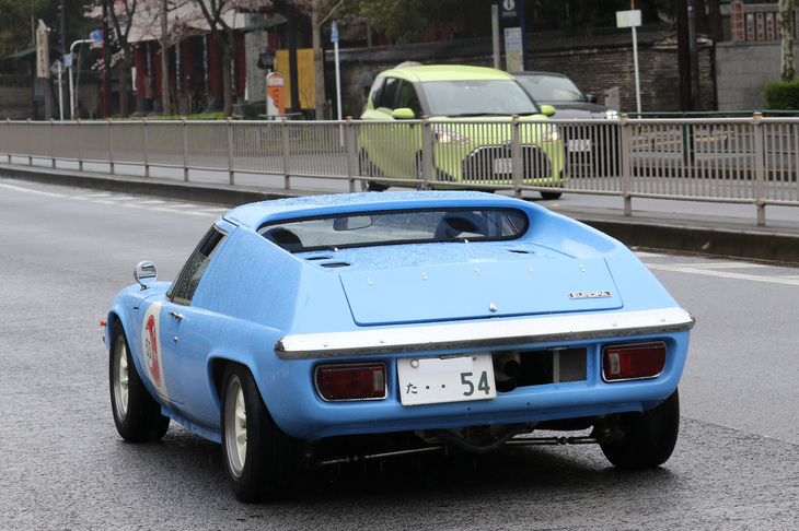 ホテルを出て首都高速芝公園ランプに向かう、車高の低さが際立つ1969年「ロータス・ヨーロッパS2」。ライセンスナンバーの「54」はタイプナンバー。