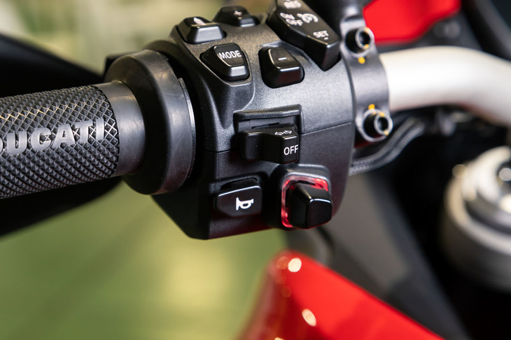 ハンドルスイッチには、新たにジョイスティック式のコントローラーを追加。夜間の視認性を高めるバックライトも設けられ、操作性が大幅に向上した。