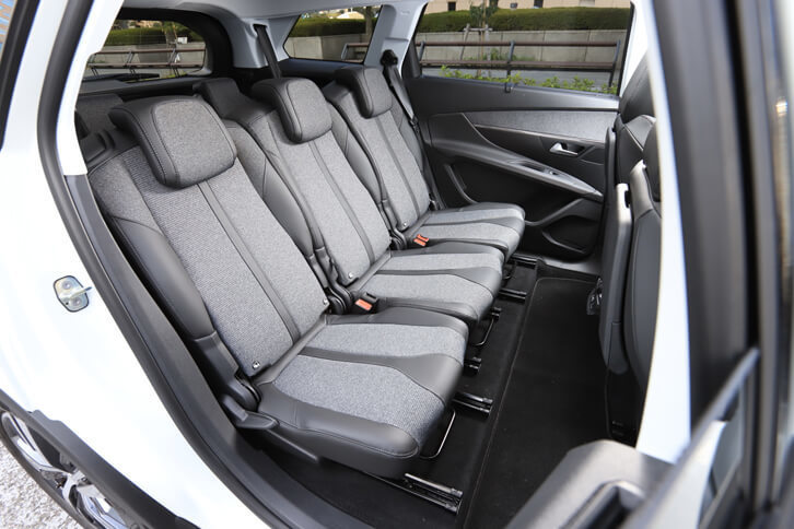 2列目シートは3座独立式で、個別にリクライニングや前後スライドなどの調整が可能。