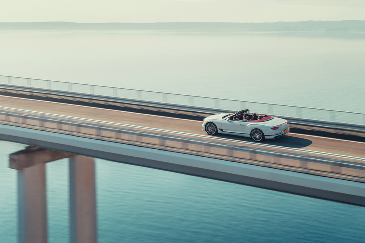 ホイールベースは先代の2850mmから、105mm延ばされている。