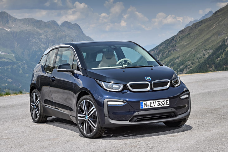電気自動車の「BMW i3」。通常のモデルに加え、バッテリー残量が減った際に使用する、発電用のエンジンを搭載したレンジエクステンダー装備車もラインナップされている。