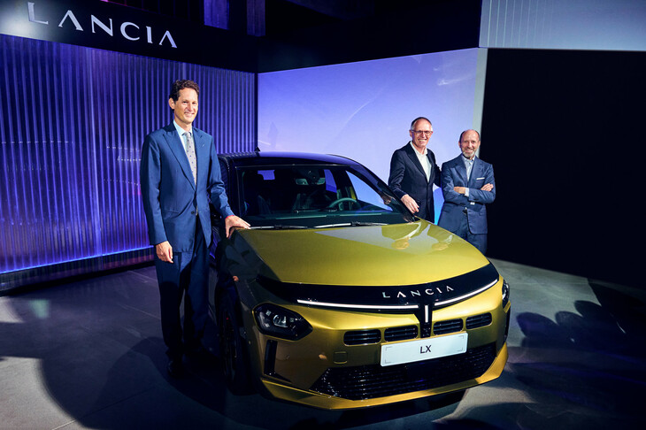 一時は忘れられかけていたブランドだったランチアも、新型「イプシロン」の発売で再生の端緒をつかんだ。写真は新型イプシロンと、向かって左からステランティスのジョン・エルカーン会長、カルロス・タバレスCEO、ルカ・ナポリターノ ランチアブランドCEO。