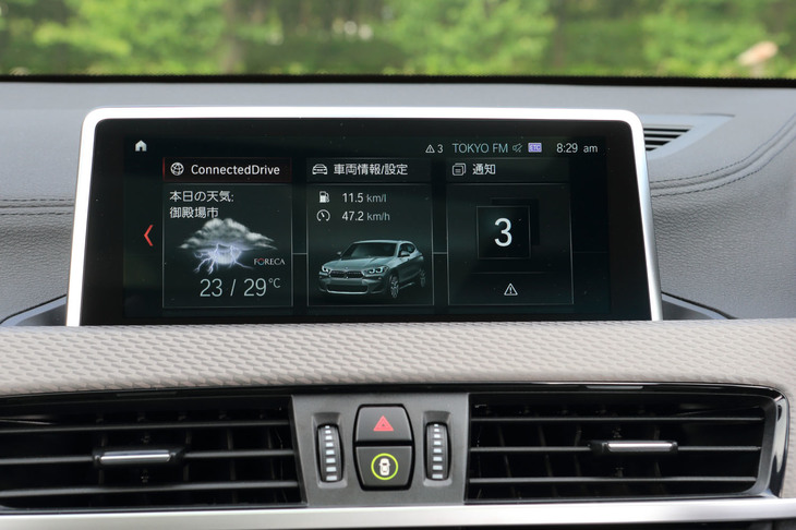 「X2」には通信モジュールが標準装備されており、インパネセンターの8.8インチタッチスクリーンに天気予報などの情報を表示できる。