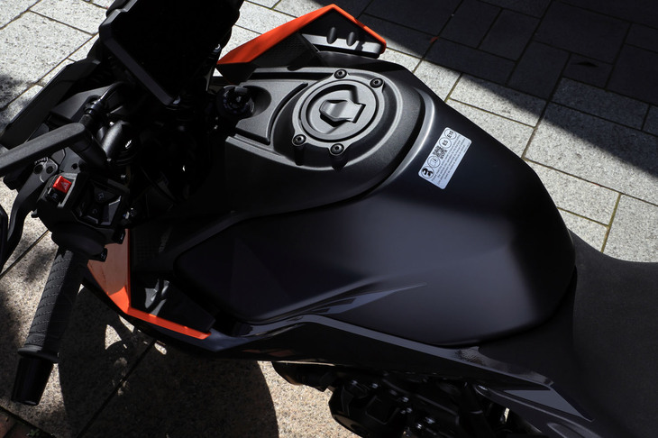 燃料タンクの容量は約14.8リッター。燃費はWMTCモードで4.7リッター/100kmとされているので、航続距離はおよそ300kmといったところだ。