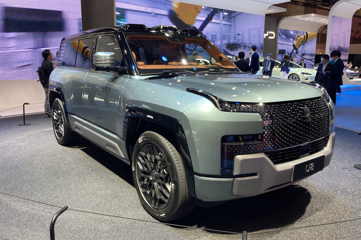 全長5mを超えるクワッドモーターの水陸両用電動SUV「ヤンワンU8」。約30分間車両を浮かせて、3km/hでボートのような水上走行が可能と紹介される。