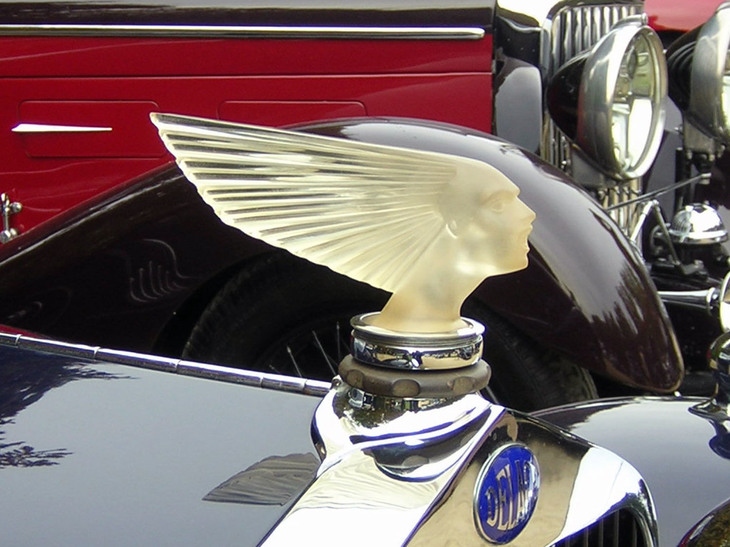 往年のフランス製高級車であるドラージュと、ルネ・ラリックによるマスコット。