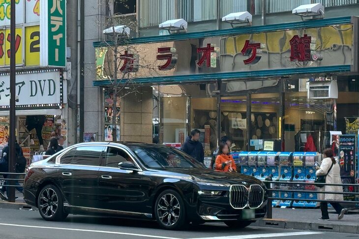 MKタクシーによる「BMW i7」の貸し切りハイヤー。秋葉原という地域柄、外国人観光客によるチャーターだろう。