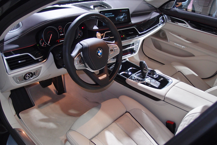 インテリアの様子。ハンドル位置は、左（写真）のほかに右も選べる。