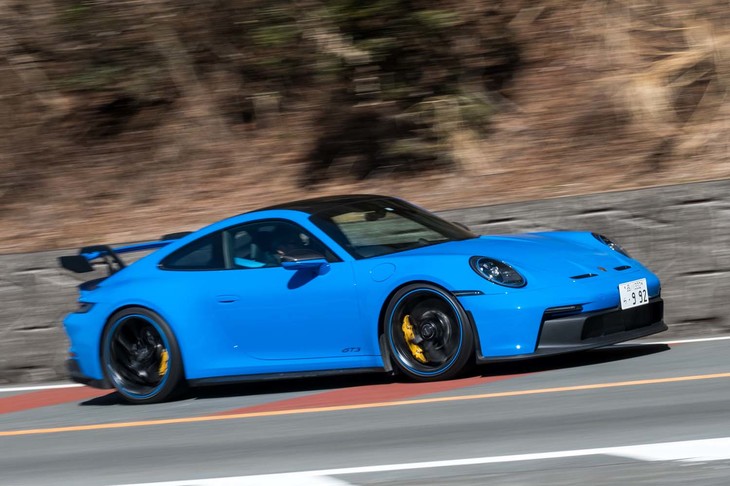 価格差なしで6段MTモデルもチョイスできる。0-100km/h加速のタイムは7段DCT車が3.4秒で、6段MT車が3.9秒。