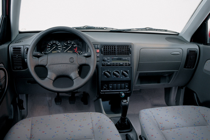 エアバッグやシートベルトテンショナーなどを採用し、安全性の向上も図られた3代目「ポロ」のインテリア。