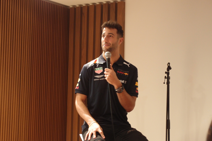 そうこうするうちに、アストンマーティン・レッドブルレーシングのドライバー、ダニエル・リカルドが到着。場内に歓声があがった。前戦のロシアから場所を日本に移してからは慌ただしく過ごしているそうで、この日は書道を体験したとのこと。「（大きな筆を使って文字を書いたのは）重かったけれど、楽しかったです」などとコメントした。