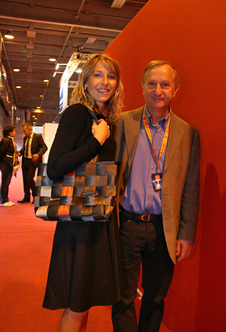 「デパナージュ70」の社長ファニー・ジャコーさん（左）。提げているのは、廃シートベルトを編んだバッグ。