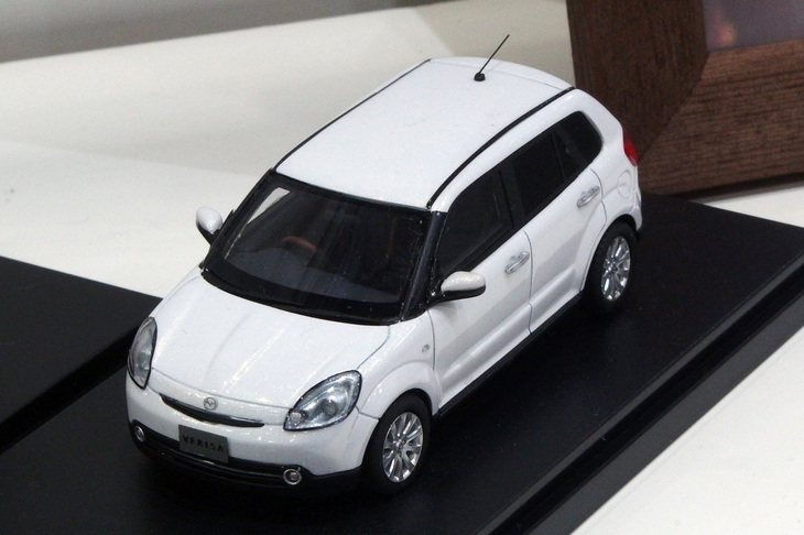 来年マツダが創立100周年ということで、ハイ・ストーリーはマツダ車を多数リリースしている。これは「マツダ・ベリーサ」。価格は9800円で発売時期未定。ほかに「RX-7カブリオレ」（FC3S）、「ロータリー ピックアップ」のモックアップなども展示していた。