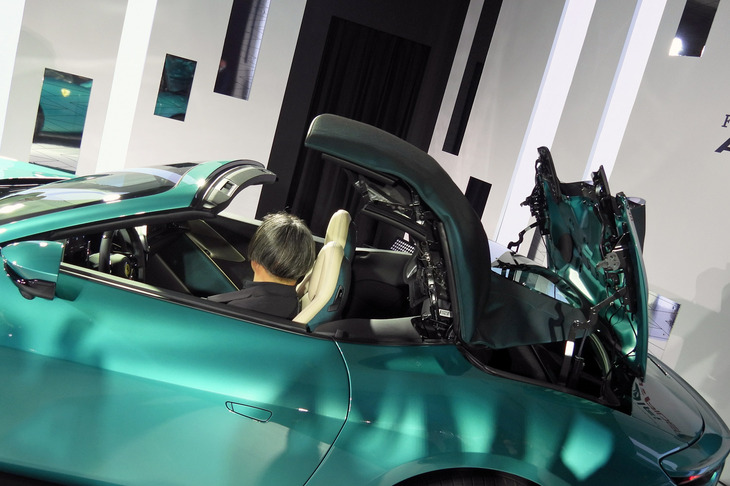 フェラーリ・アマルフィ スパイダー（ソフトトップ開閉の様子）