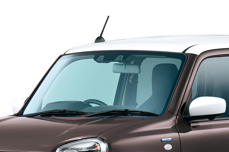 新型では安全性能の進化もトピック。予防安全システムは単眼カメラと赤外線レーザーを用いていた従来型から刷新され、より多機能・高性能なステレオカメラ方式のシステムとなった。