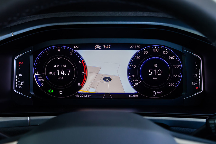 「デジタルコックピットプロ」と呼ばれる10.25インチサイズのデジタルメータークラスターは、全グレード共通のアイテム。写真のアナログメーター風のほか、燃費データやカーナビ画面を大きく表示することもできる。