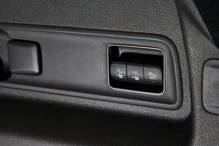 2列目シートの折りたたみと復帰は、荷室側のスイッチ（写真）でも行うことができる。荷物の積み下ろしを容易にするフロアレベルの調節機構も備わる。