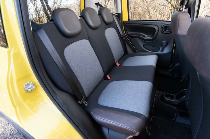 スペースはそれなりながら、後席は3人掛け。中央席用にもきちんとヘッドレストが用意されている。