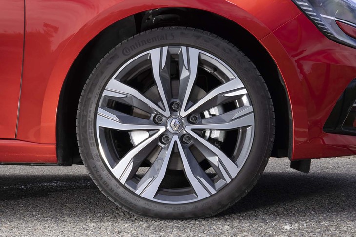 18インチホイールは10スポークの新デザイン。コンチネンタルの高性能タイヤ「プレミアムコンタクト6」を履いていた。