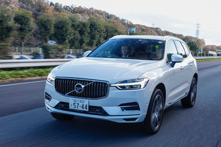 XC60のパワートレインは、ディーゼルターボ「D4」とガソリンターボ「T5」、スーパーチャージャー付きのガソリンターボ「T6」、ターボチャージャーとスーパーチャージャーを備えるガソリンエンジンに電気モーターを組み合わせる「T8」の計4種類がラインナップされる。