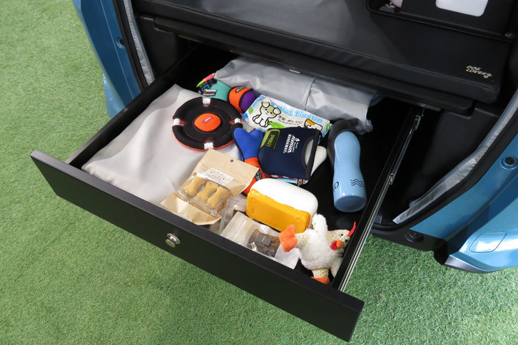 「フリード＋」の高床構造を活用し、荷室にはスライド収納が追加されている。