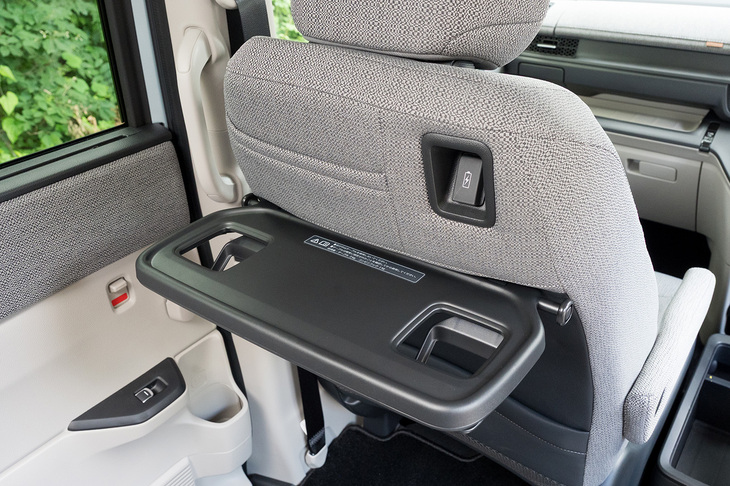 2列目シート用のUSB-Cは左右の前席背面の肩の部分に備わる。ベンチシートにフル乗車だと1人分が足りないことになるが、ホンダの説明によれば全席ではなく全列に装備とのことである。