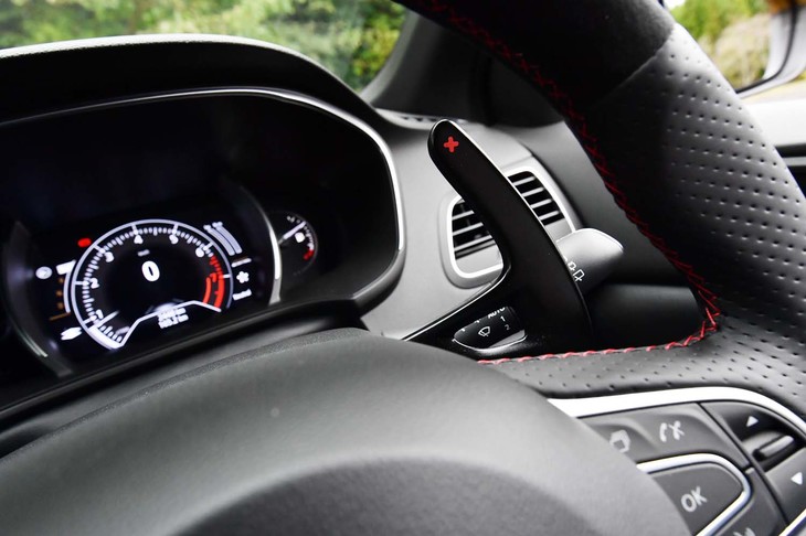シフトパドル（写真中央）はステアリングコラムに固定されており、リムと供回りすることはない。「メガーヌR.S.トロフィー」では、今回試乗したAT車のほかにMT車もラインナップされている。