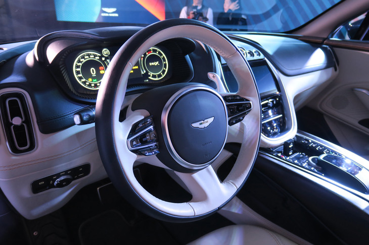 アストンマーティンDBX（ステアリングホイール）