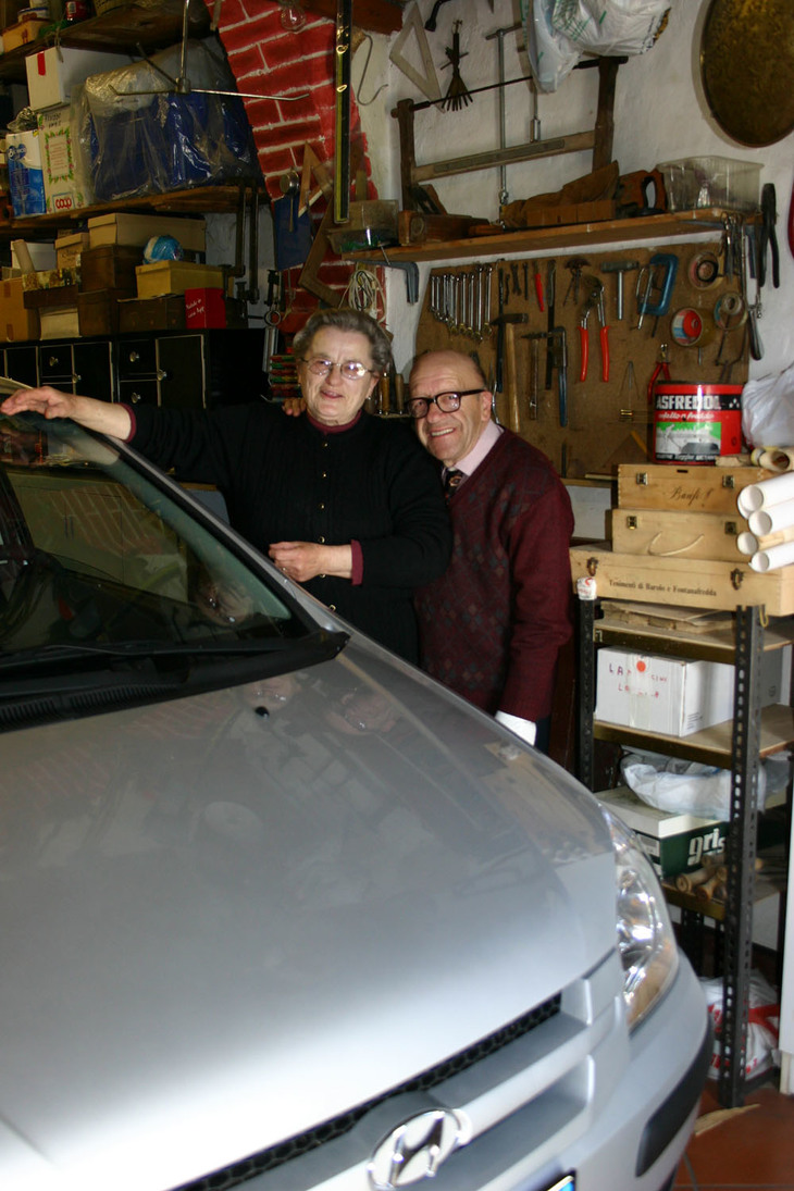 近所に住んでいたジャンカルロ＆オネリア夫妻。彼らにとって「ポニー」に続くヒョンデ車だった「ゲッツ」と。2005年撮影。