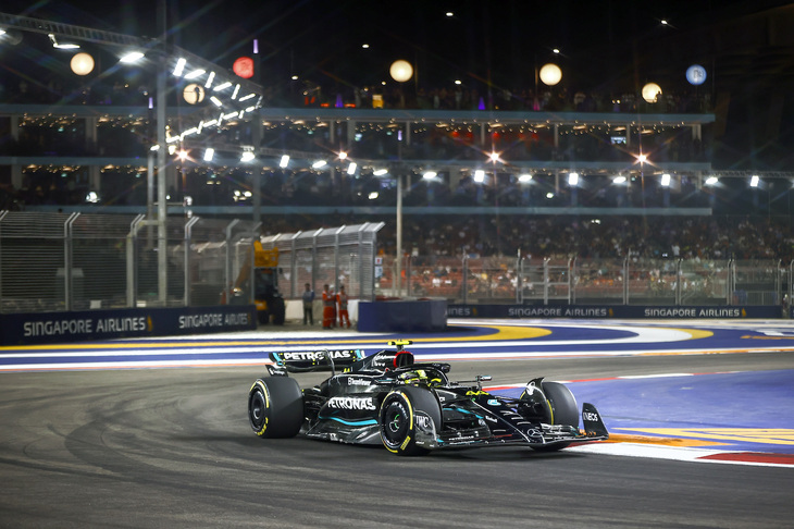 メルセデスのルイス・ハミルトン（写真）は3位でゴール。予選ではタイヤのウォームアップがうまくいかず5位。レースではバーチャルセーフティーカーをきっかけに、温存していたミディアムタイヤに履き替え、チームメイトのジョージ・ラッセルとともに逆転優勝を目指して猛追、レースを盛り上げた。ファイナルラップで前を走るラッセルが痛恨のクラッシュ、そのポジションを譲り受けた。この結果、ハミルトンはドライバーズチャンピオンシップで3位に上がり、今回無得点だったフェルナンド・アロンソに10点差をつけた。（Photo=Mercedes）