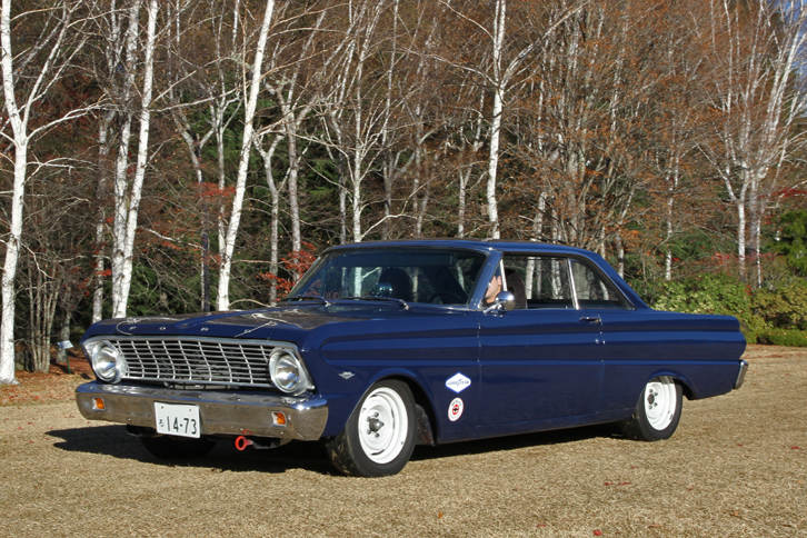 1964年「フォード・ファルコン」。ファルコンは初代「マスタング」のベースにもなったフォード初のコンパクトカー。この個体はハードトップをレーシングライクにモディファイしている。