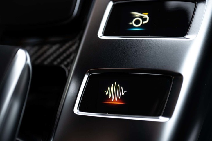 ステアリングホイールやセンターコンソールには、サウンドボタン（写真下）が配置される。その操作により、EV走行時の人工的な“走行音”が切り替えられる。