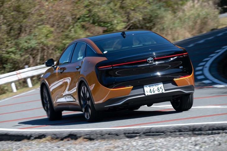 「RS」系グレードには可変ダンパーの「AVS」も標準装備。ただし、ドライブモードを「スポーツS＋」などのハードなものに変更しても、乗り味の変化は控えめ。