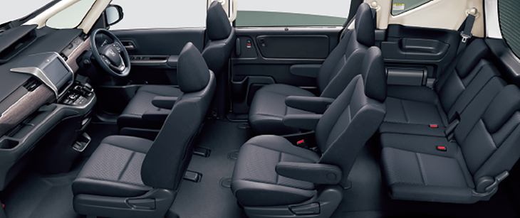 対する「フリード」の3列シート車は、2列目が独立型キャプテンシートになる6人乗り仕様（写真）と、ベンチタイプの7人乗り仕様が選べる。どちらがいいかは家族構成や使用環境次第だが、選択肢が多いのはユーザーにとってメリットとなる。