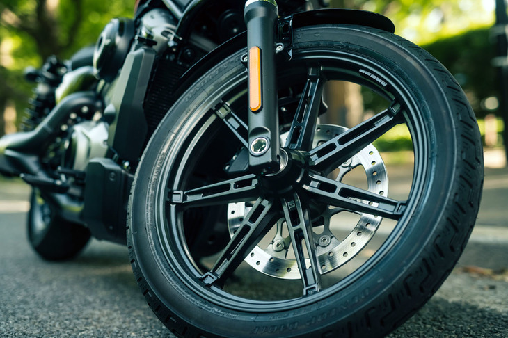 前後ともに17インチの極太タイヤを履いていた「スポーツスターS」に対し、「ナイトスター」のタイヤサイズは前が100/90-19、後ろが150/80B16。この組み合わせも、クルーザーモデルならではのスタイリングに一役買っている。