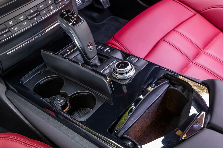 「ハイグロスウッドピアノブラック」のトリムカラーが選択された「ギブリ ハイブリッド」のセンターコンソールパネル。試乗車のシフトレバー前方には、オプションのスマートフォンワイヤレス充電システムが装備されていた。