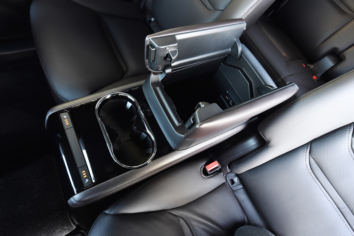 2列目シート用のセンターコンソールボックスには、シートヒーターのスイッチやカップホルダー、小物入れが用意される。