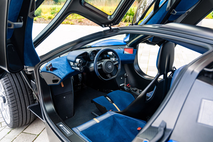 「T.50」はセンターにドライバーズシートを置く3人乗り。「マクラーレンF1」と同じレイアウトだ。