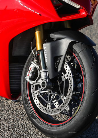 フロントホイールは、17インチの鍛造アルミ製。ブレンボのブレーキシステムが組み合わされる。