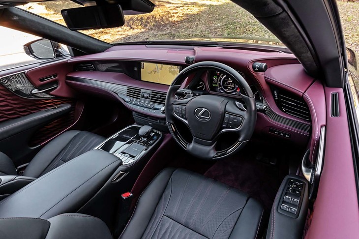 ライバルとして挙げられるドイツ御三家とは異なる、独自のデザインと質感を印象付けるインテリア。メーターフードの左側には、他のレクサスモデルと同様に、ドライブモードのセレクトダイヤルが設けられている。