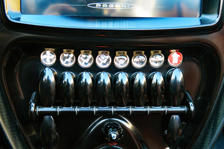 パガーニ・ウアイラ ロードスターBC（センタークラスター）