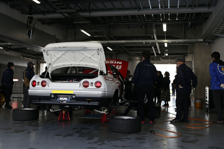 走行へ向け準備が進められるピット。タイヤは当時と同じファルケン製のものを選択した。（もちろん“当時もの”ではなく現代のスポーツタイヤだが）