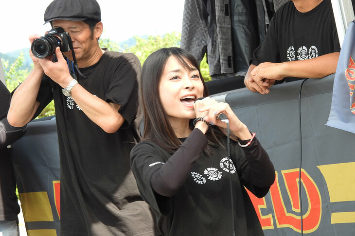 記念撮影を終え、イベントの終了を宣言するmapicoさん。「来年も来てくれるかな～？」「いいともー！」というコール＆レスポンスに往年を懐かしむとともに、「今どきの若い方も、『笑っていいとも！』を知ってるの!?」と、ちょっと驚いてしまった。