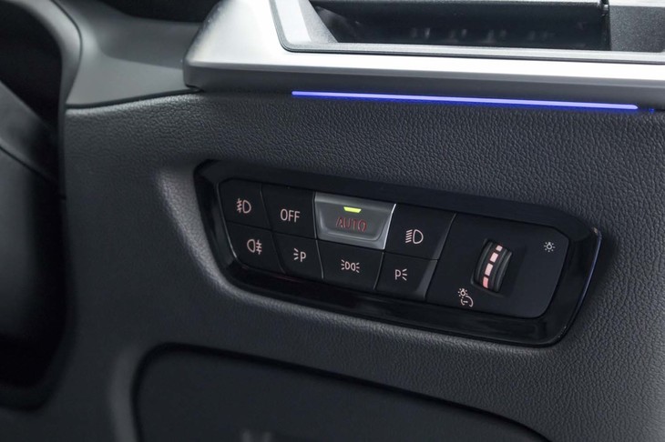 灯火類のスイッチはボタン式に。運転席前方のドア寄りに配置されている。