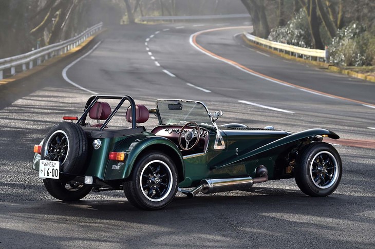 【ケータハム・スーパーセブン1600のスペック】
	ボディーサイズ：全長×全幅×全高＝3380×1575×1115mm／ホイールベース：2225mm／車重：565kg／駆動方式：FR／エンジン：1.6リッター直4 DOHC 16バルブ／トランスミッション：5段MT／最高出力：135PS（99.3kW）/6800rpm／最大トルク：165N・m（16.8kgf・m）/4100rpm／タイヤ：（前）175/65R14 82H／（後）185/60R14 82H（エイボンZT7）／燃費：--km/リッター／価格：621万5000円