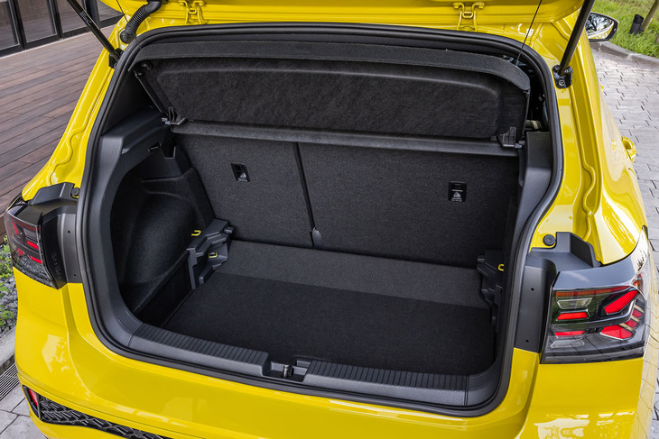 後席を使用する通常時の荷室容量は455リッター。後席の背もたれを前方に倒すと荷室容量を最大1281リッターに拡大できる。床面の高さは2段階の調整式で、写真は下段にセットした様子。